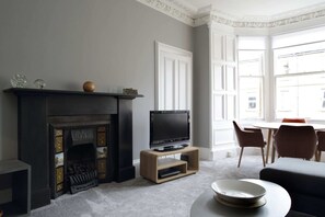 Apartment (2 Bedrooms) | Living room | TV - Stylish 2 Bedroom Bruntsfield Apartment in Edinburgh (Edinburgh)
