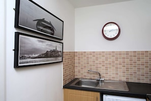 Apartment (2 Bedrooms) | Eigene Küche | Kühlschrank, Ofen, Herdplatte, Wasserkocher