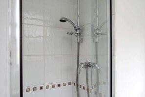 Apartment (2 Bedrooms) | Badezimmer | Badewanne und Dusche (separat), kostenlose Toilettenartikel