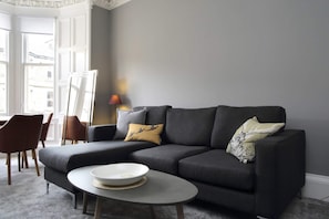 Apartment (2 Bedrooms) | Wohnzimmer | Fernseher