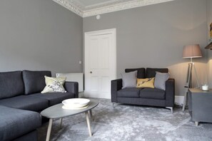 Apartment (2 Bedrooms) | Living room | TV - Stylish 2 Bedroom Bruntsfield Apartment in Edinburgh (Edinburgh)