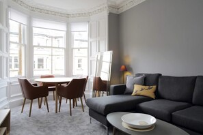 Apartment (2 Bedrooms) | Living room | TV - Stylish 2 Bedroom Bruntsfield Apartment in Edinburgh (Edinburgh)