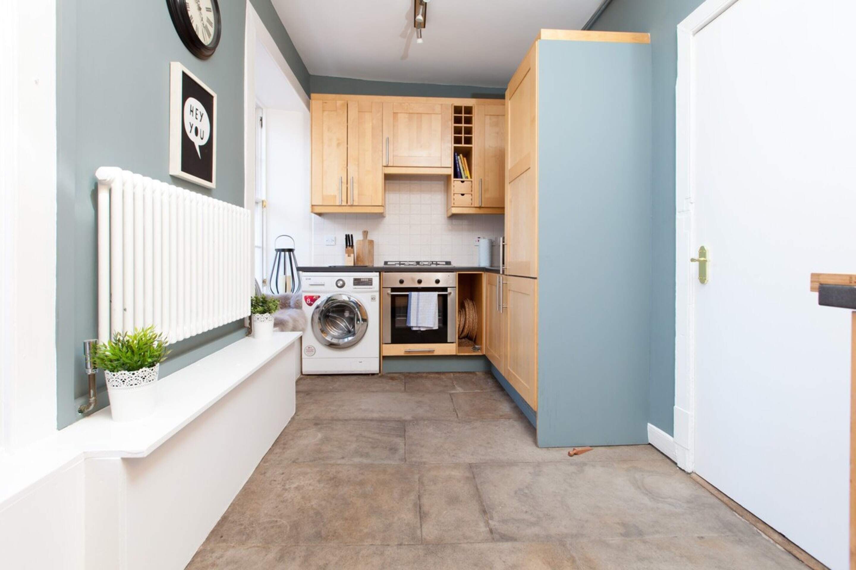 Spacious 4 Bedroom Apartment near Meadows