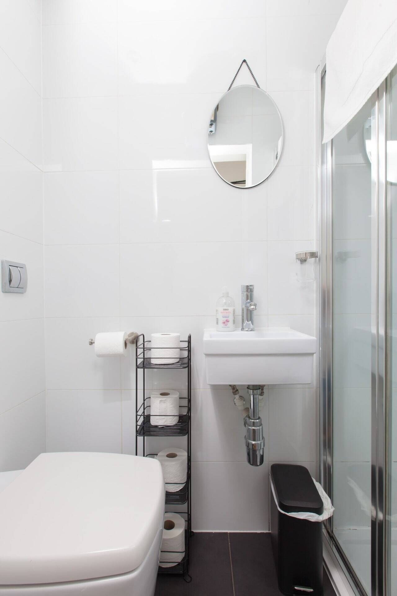 Spacious 4 Bedroom Apartment near Meadows