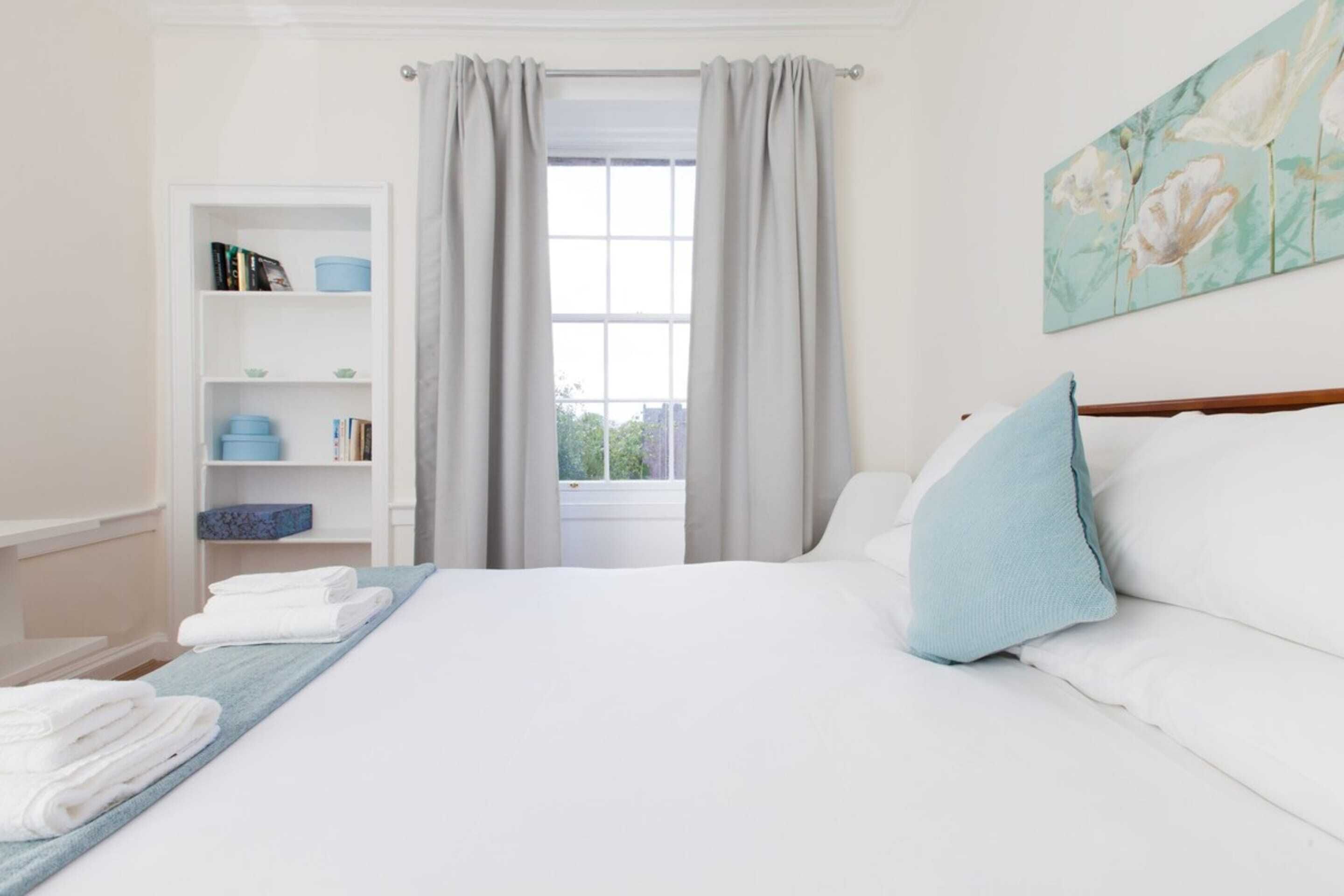 Spacious 4 Bedroom Apartment near Meadows