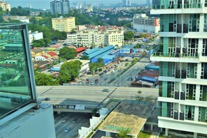 Duplex real, 1 quarto, 2 banheiros, vista para a cidade | Vista do quarto
