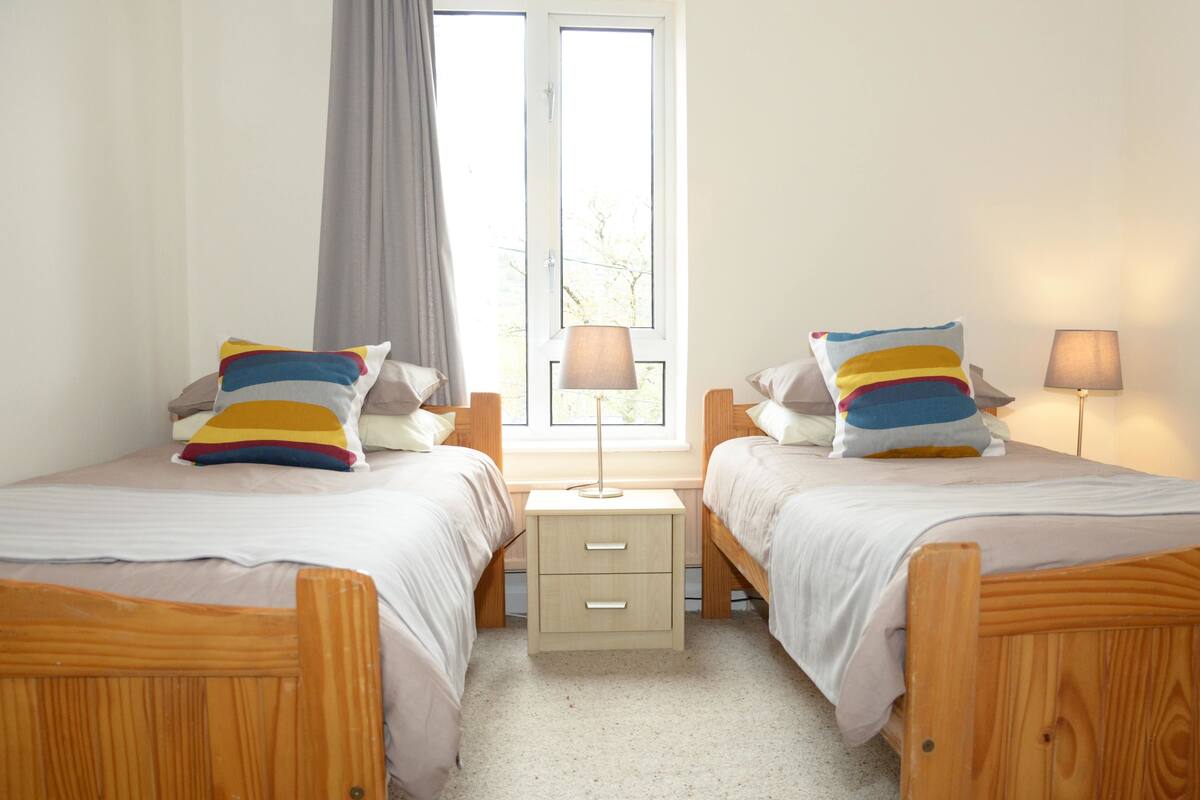 Twin Room, 2 Twin Beds | WiFi (free), bed sheets