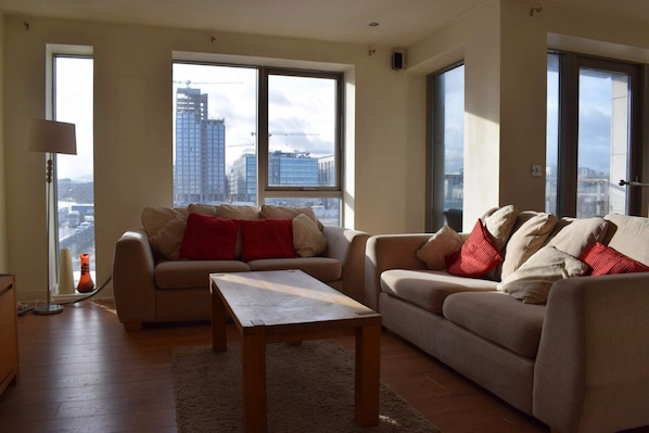 Apartment (2 Bedrooms) | Living room - Amazing & Central 2 Bed Apartment - Ifsc Docks (Dublin)