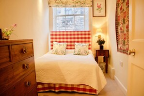 Apartment (2 Bedrooms) | 2 bedrooms, premium bedding, desk, laptop workspace - Period Property on Castle Street (Edinburgh)