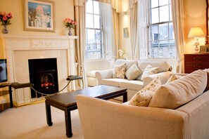 Apartment (2 Bedrooms) | Living room | TV - Period Property on Castle Street (Edinburgh)