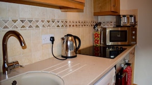 Departamento, 1 habitación | Cocina privada | Cafetera y tetera, refrigerador, microondas y horno 