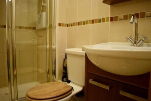 Bathroom - Cozy Ballsbridge Apartment (Dublin)