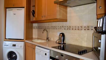 Appartement, 1 chambre | Cuisine privée | Réfrigérateur, micro-ondes, four, plaque de cuisson