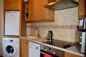 Appartement, 1 chambre | Cuisine privée | Réfrigérateur, four à micro-ondes, un four, surface de cuisson