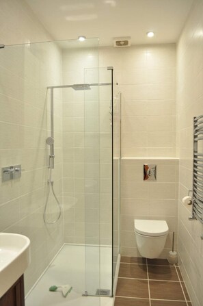 아파트 (1 Bedroom) | 욕실 | 샤워 시설, 무료 세면용품, 타월