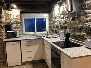 Casa de campo panorámica, 2 habitaciones, vistas al río, junto a la montaña | Cocina privada | Frigorífico grande, microondas, horno y placa de cocina