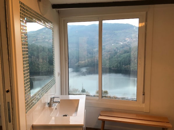 Panorama cottage, 2 slaapkamers, uitzicht op rivier, uitzicht op gebergte | Badkamer | Een douche, gratis toiletartikelen, handdoeken