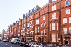 Apartment (1 Bedroom) | Exterior - Modern 1 bed Flat in Knightsbridge (London)