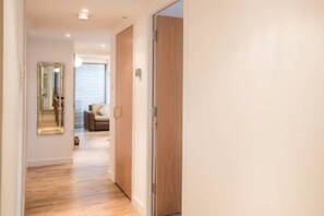 Apartamento (2 Bedrooms) | Baño | Bañera y ducha independientes, secador de pelo, toallas y jabón