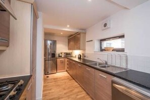 Apartment (2 Bedrooms) | Private kitchen | Full-size fridge, microwave, oven, stovetop - Modern Flat in the Middle of Old Town (Edinburgh)