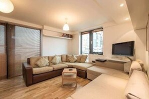 Apartment (2 Bedrooms) | 2 bedrooms, premium bedding, laptop workspace, iron/ironing board - Modern Flat in the Middle of Old Town (Edinburgh)