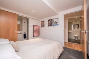 Apartment (2 Bedrooms) | 2 bedrooms, premium bedding, laptop workspace, iron/ironing board - Modern Flat in the Middle of Old Town (Edinburgh)