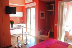 Appartement, 2 slaapkamers | Een minibar, een bureau, geluiddichte muren, gratis wifi