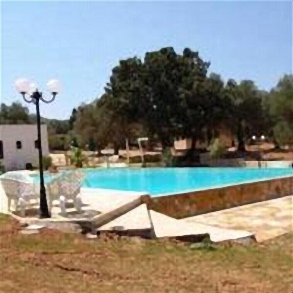 Una piscina al aire libre de temporada