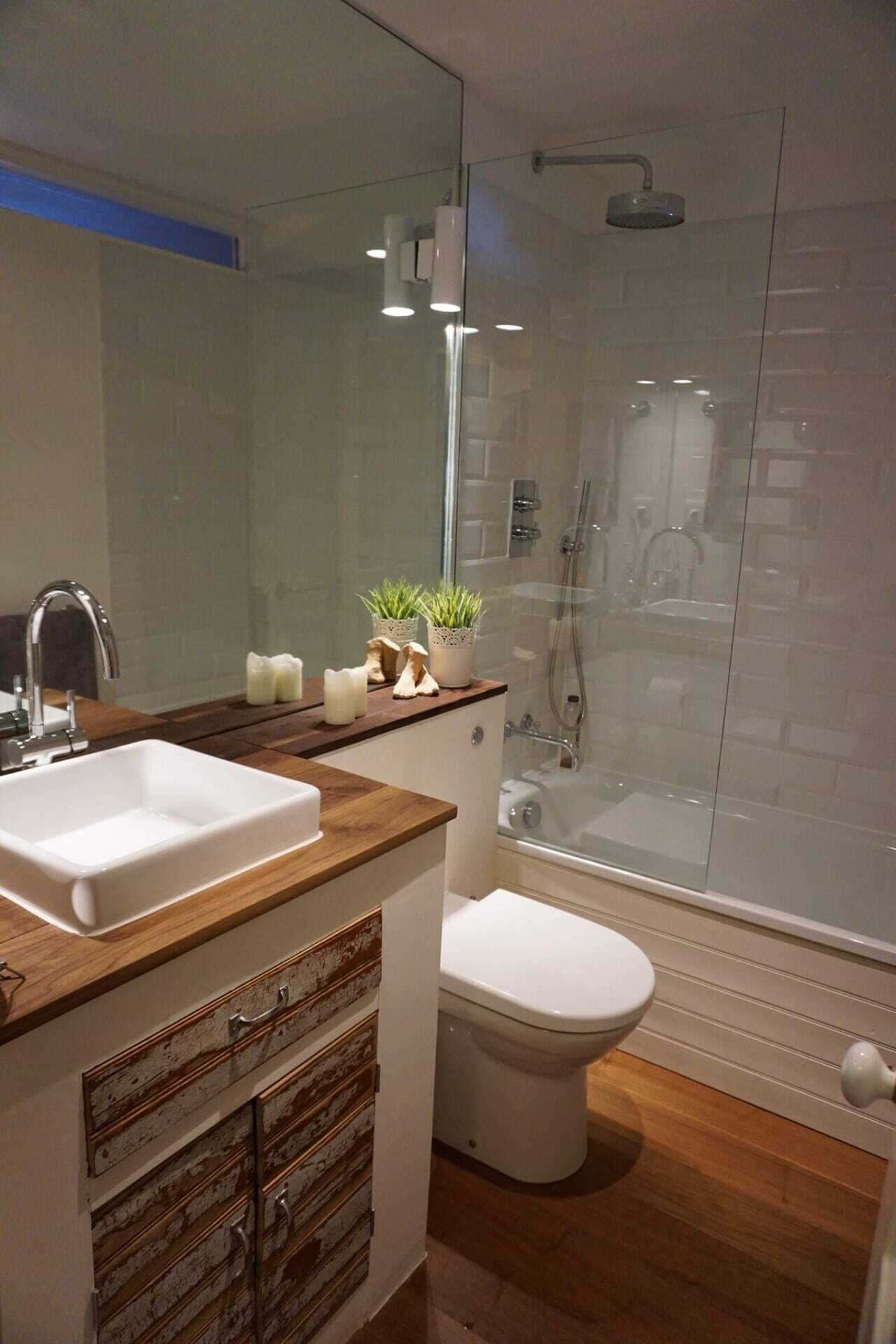 Appartement (1 Bedroom) | Badkamer | Een aparte badkuip en douche, gratis toiletartikelen, een haardroger