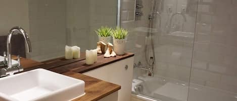 Apartment (1 Bedroom) | Bathroom