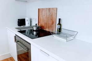 Apartment, 1 Bedroom | Private kitchen | Fridge, oven, stovetop, dishwasher