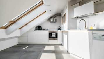 Penthouse | Cocina privada | Refrigerador, horno, parrilla de estufa y lavavajillas