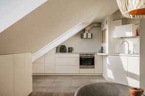 Penthouse | Private kitchenette | Fridge, oven, stovetop, dishwasher - Penthouse Skyline - LoftAffair (Kraków)