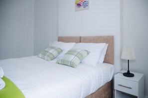 标准公寓 | 2 多间卧室、隔音、旅行婴儿床、免费高速有线上网