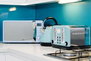 A kitchen with a microwave, toaster, and kettle on a countertop. - Elforma - Barony Suite (Edinburgh)