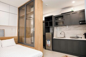 Superior Studio | Private kitchen | Full-size fridge, microwave, stovetop, electric kettle - The Sargon (Ho Chi Minh City)