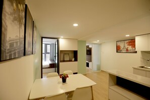 Studio – executive | Oppholdsområde | En 32-tommers smart-TV med kabel-kanaler samt TV