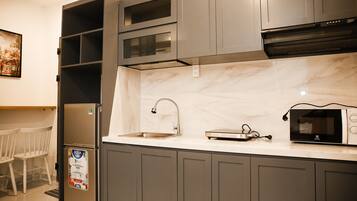 Full-sized fridge, microwave, stovetop, electric kettle