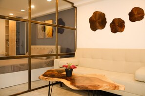 Minibar, in-room safe, desk, soundproofing - The Sargon (Ho Chi Minh City)