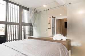 Minibar, in-room safe, desk, soundproofing - The Sargon (Ho Chi Minh City)