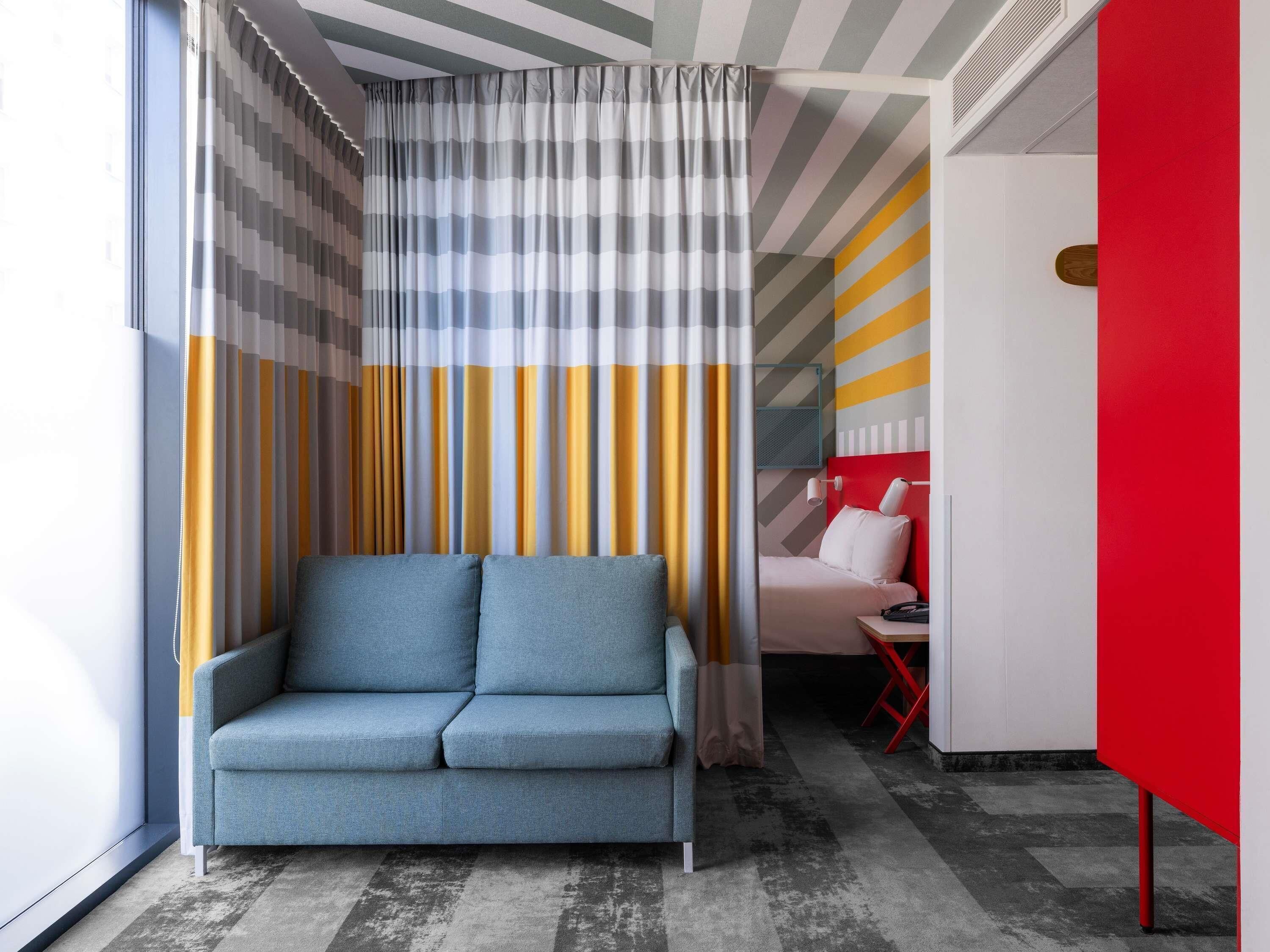 Schreibtisch, Verdunkelungsvorhänge, schallisolierte Zimmer