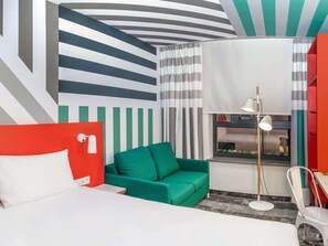 Habitación superior, 1 cama doble con sofá cama | Escritorio, cortinas opacas, sistema de insonorización y cunas gratuitas