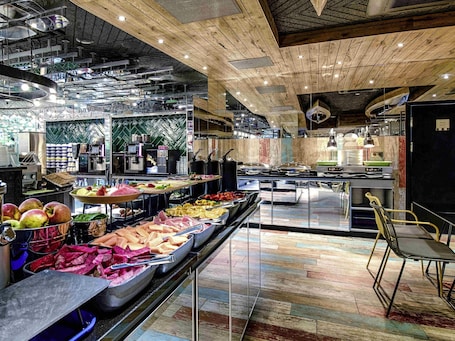 Daily buffet breakfast for a fee. ibis Styles Warszawa Centrum