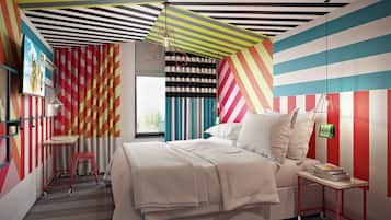 Une chambre à coucher avec un lit, un bureau et une chaise. Il y a une fenêtre avec des rideaux.