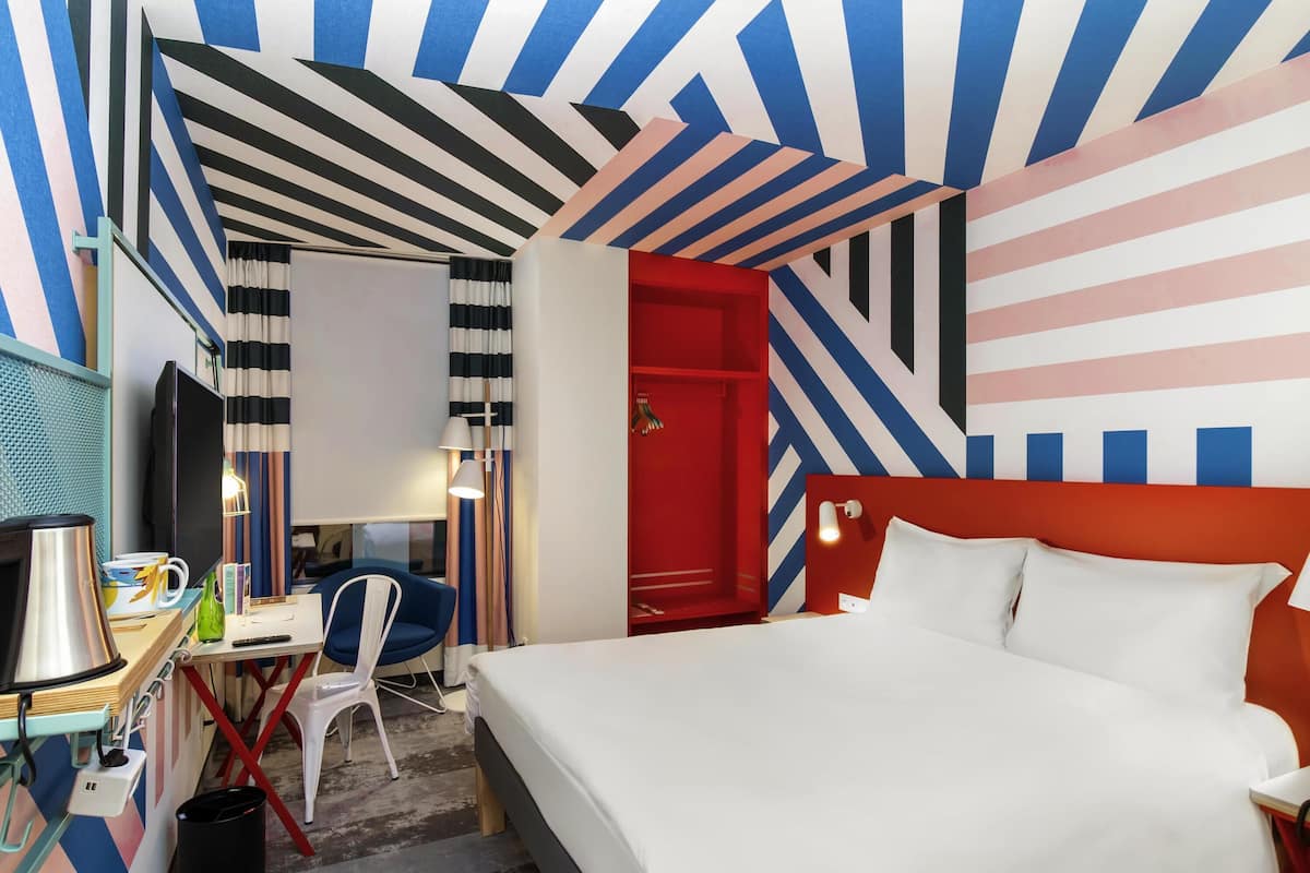 책상, 암막 커튼, 방음 설비, 무료 유아용 침대