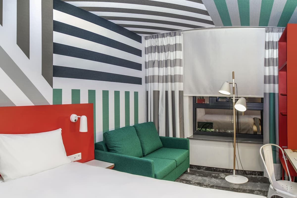 Escritorio, cortinas blackout y sistema de insonorización