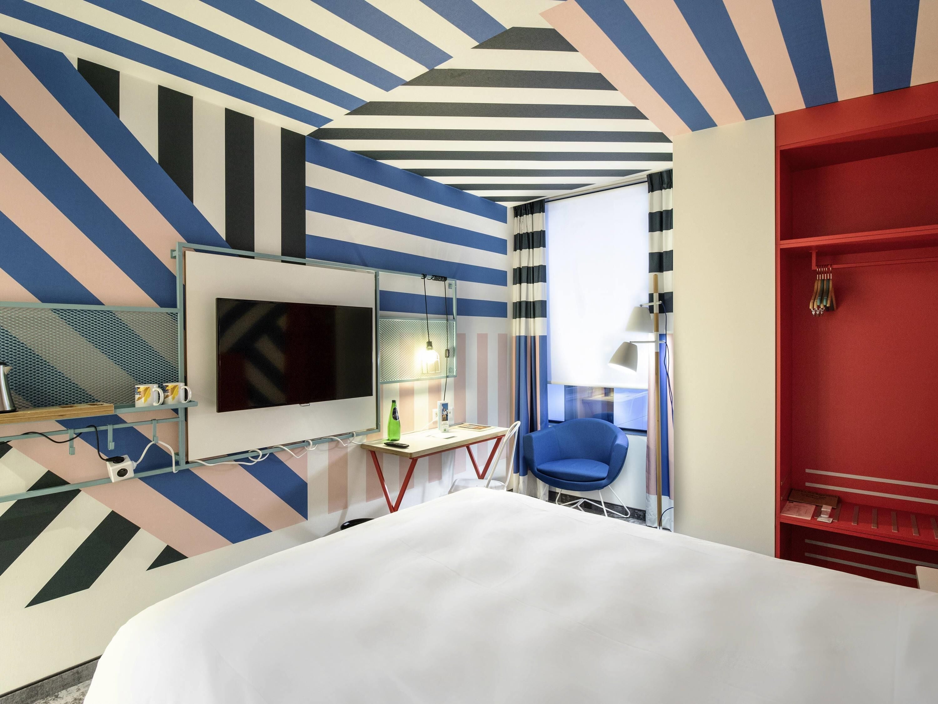 Escrivaninha, cortinas blackout, quartos à prova de som, berços grátis