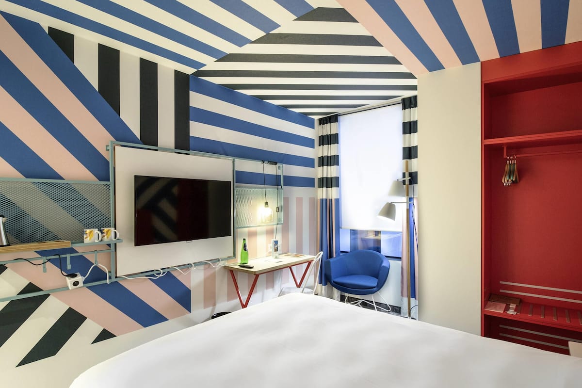 책상, 암막 커튼, 방음 설비, 무료 유아용 침대