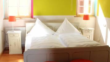 Hypo-allergenic bedding, free WiFi, bed sheets