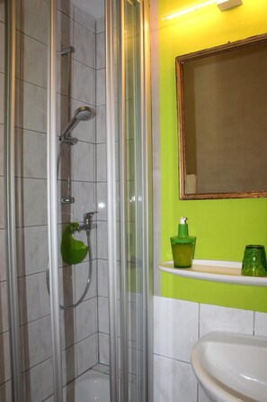 Douche, baignoire relaxante profonde, sèche-cheveux, serviettes fournies